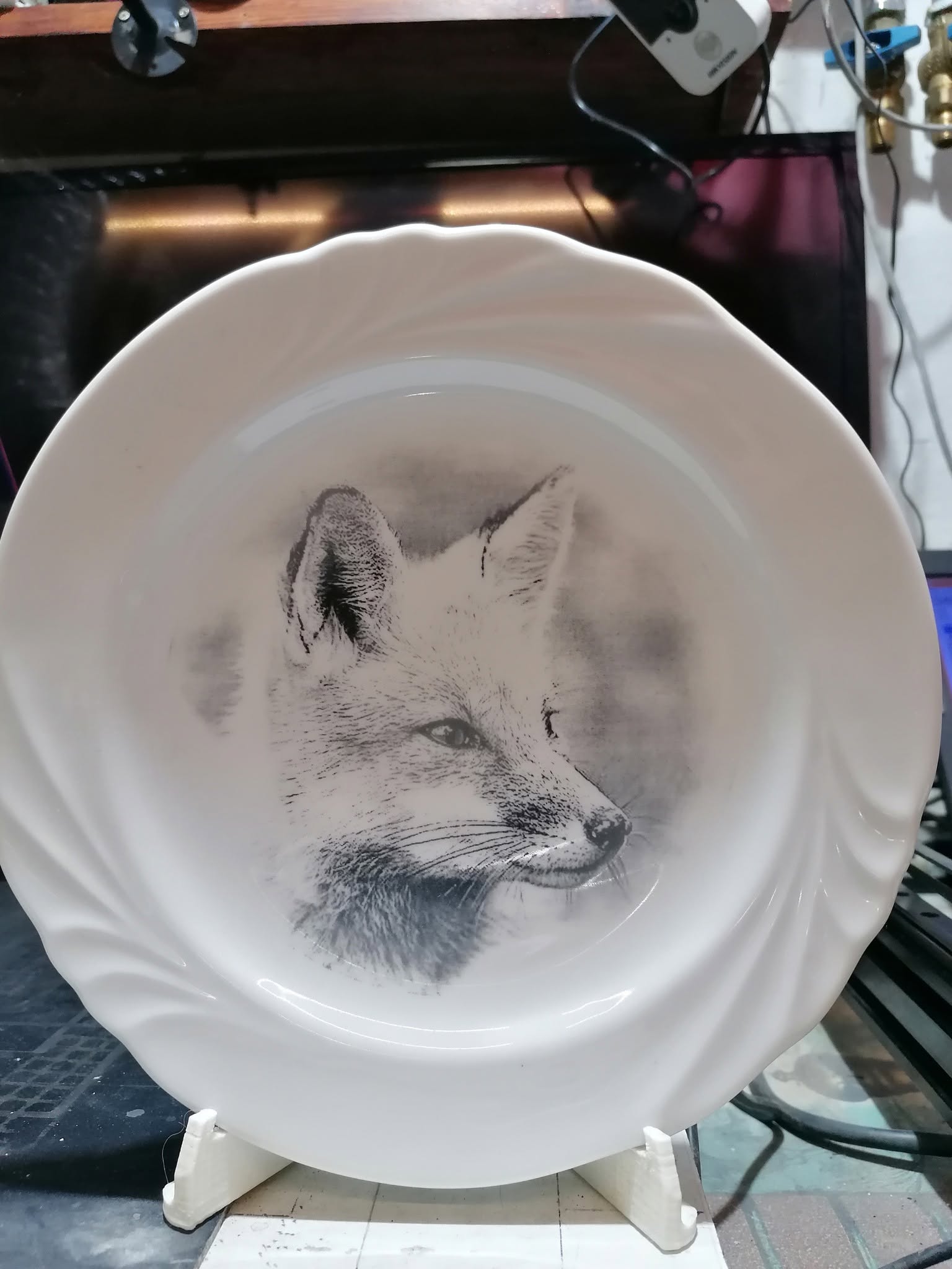 Róka gravírozva fehér tányérra
